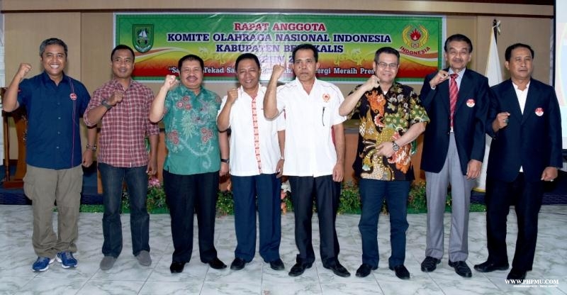 Bupati Bengkalis Amril Mukminin foto bersama usai membuka Rapat Anggota KONI (poto utama)